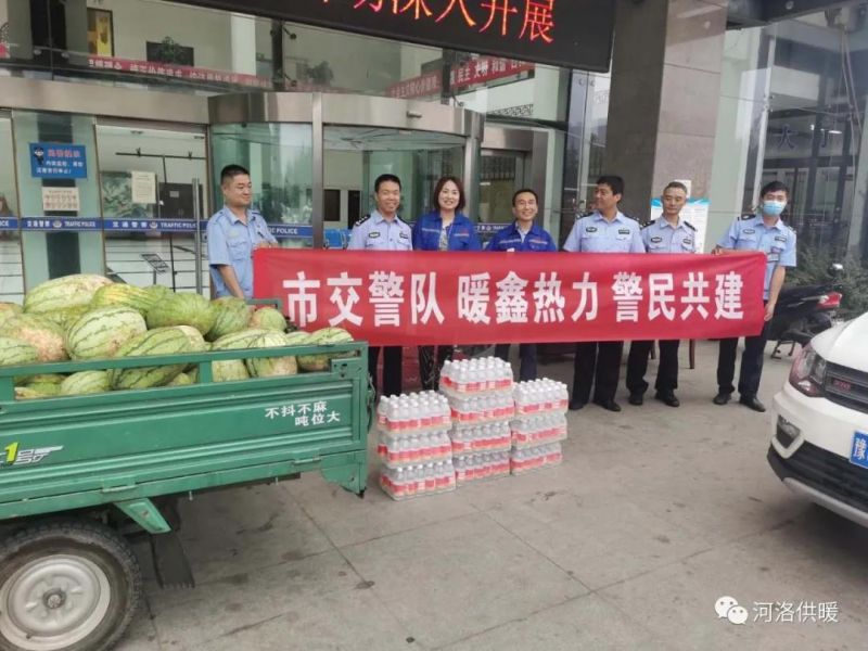 高溫下交警執勤忙，暖鑫熱力送瓜送水送清涼